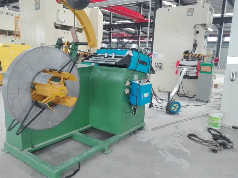 Línea de estampado de autopartes con desbobinador y alimentador servo NC