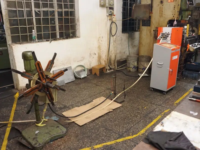 Alimentador servo NC conduciendo tira de cobre para producción de terminales eléctricos