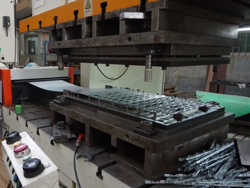 Alimentador servo NC instalado junto a una prensa de estampado