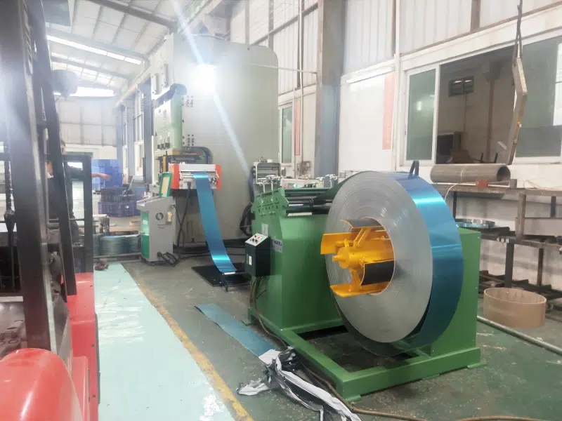 Alimentador servo NC configurado para material con superficie sensible