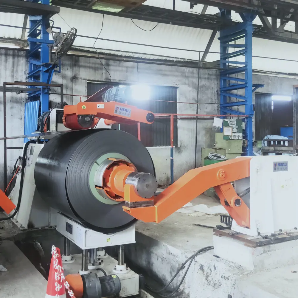 Desbobinador pesado HENLI con una bobina ancha en una instalación industrial