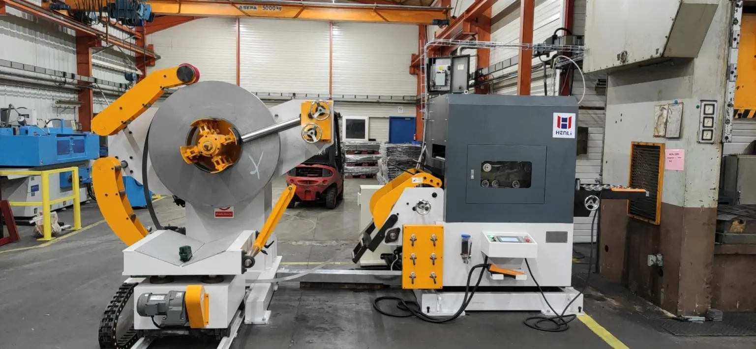 Configuración HENLI con desbobinador, enderezadora y alimentador para tira ancha
