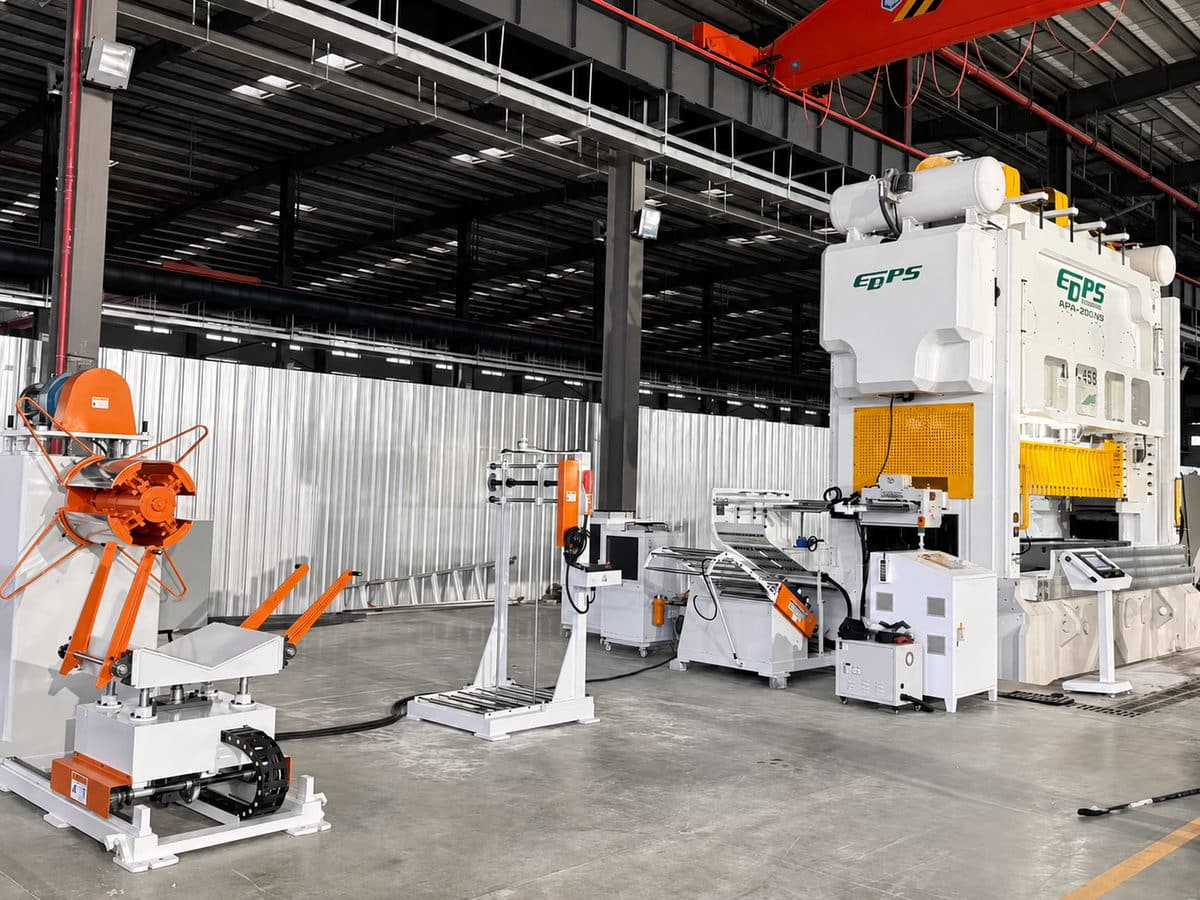 Línea modular HENLI con desbobinador, enderezadora, alimentadores y prensa