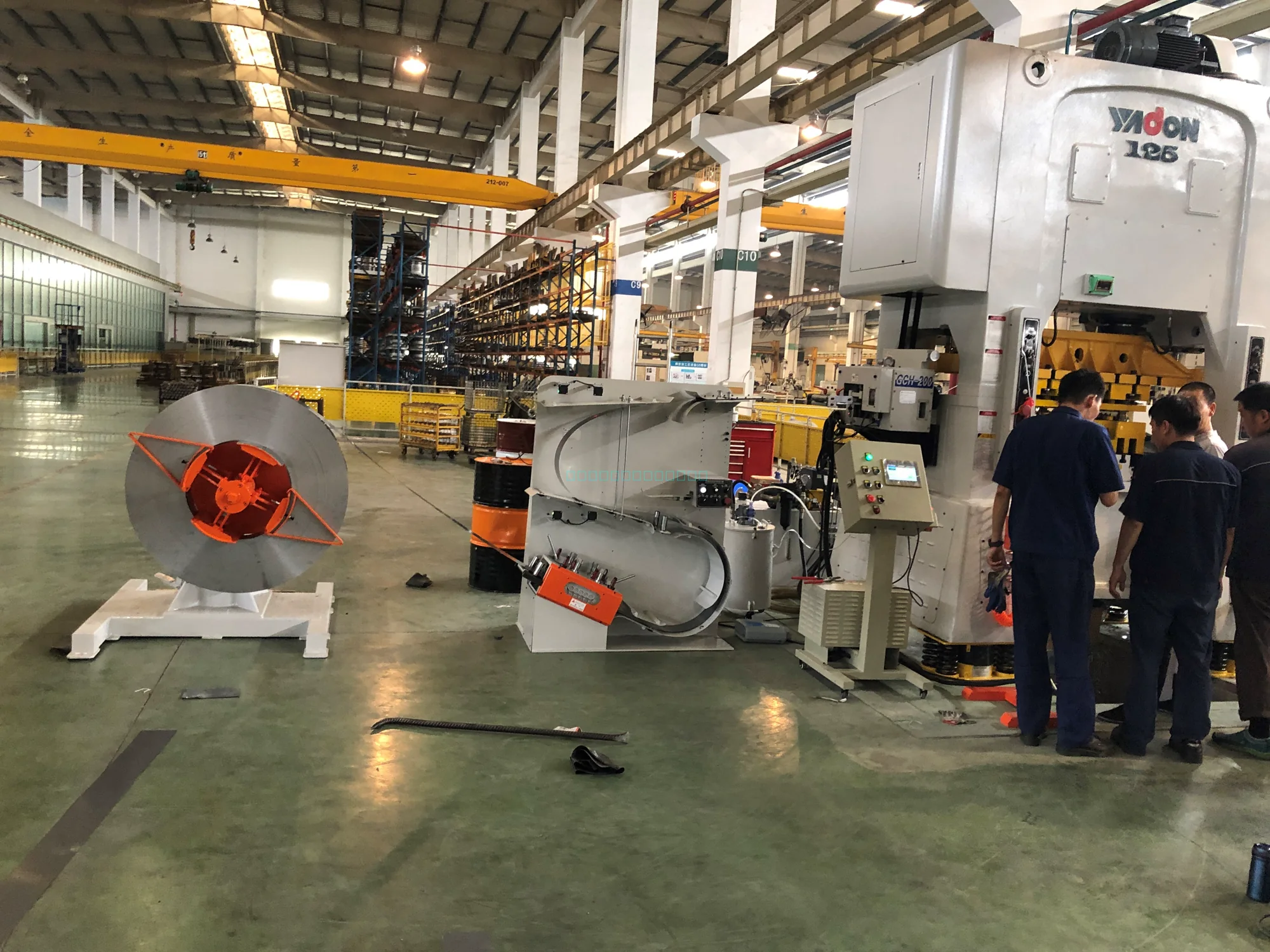 GCH-200 integrado en una línea industrial junto a una prensa