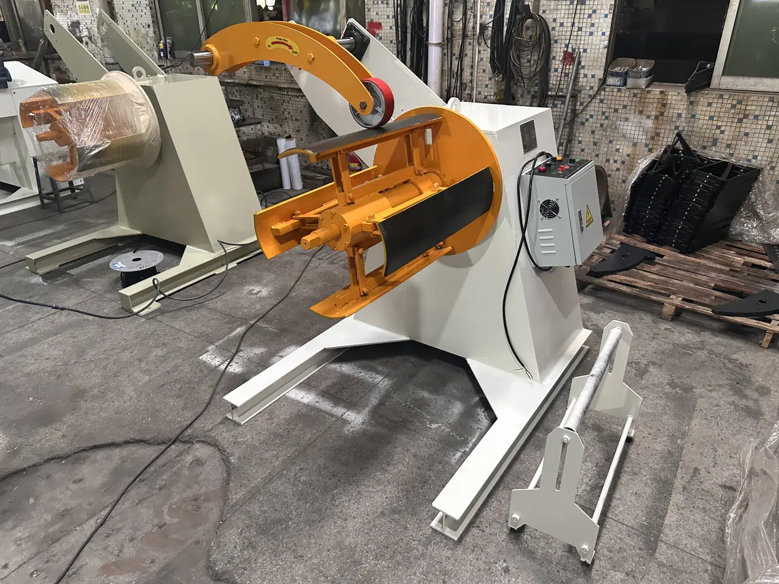 Desbobinador motorizado con brazo presor y panel de control exterior