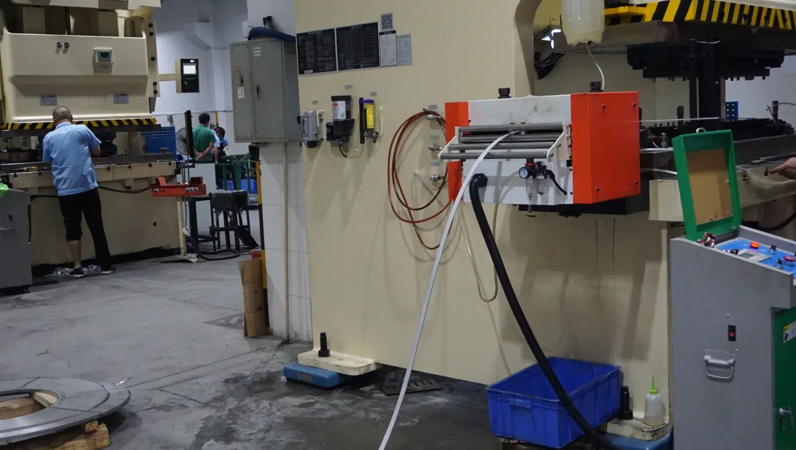 Alimentador instalado junto a una prensa para controlar el avance de tira