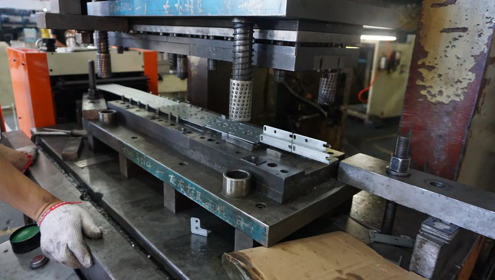 Troquel de estampado y piezas metálicas perforadas en un contexto de producción