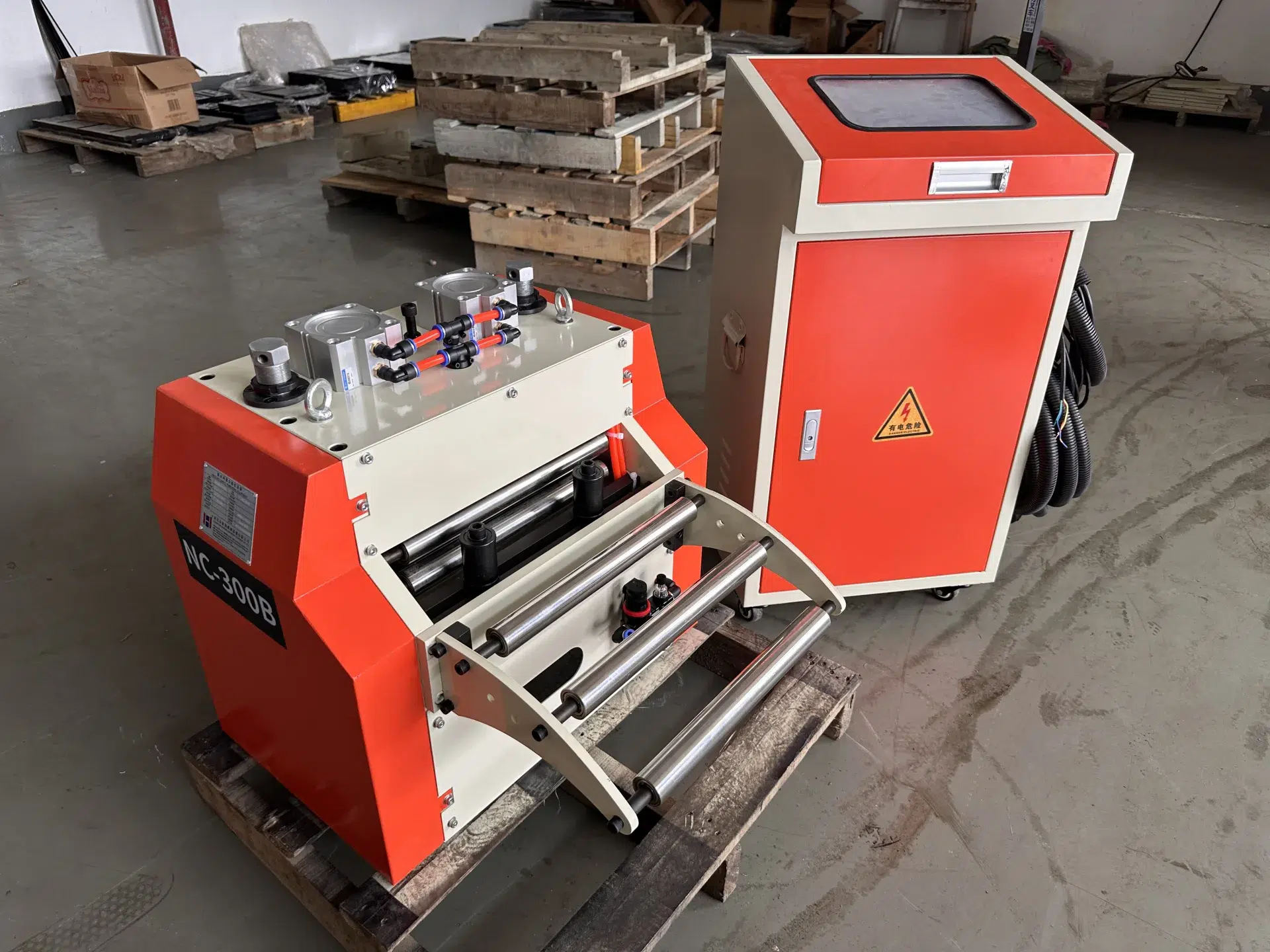 Alimentador servo NC con gabinete de control preparado para instalación