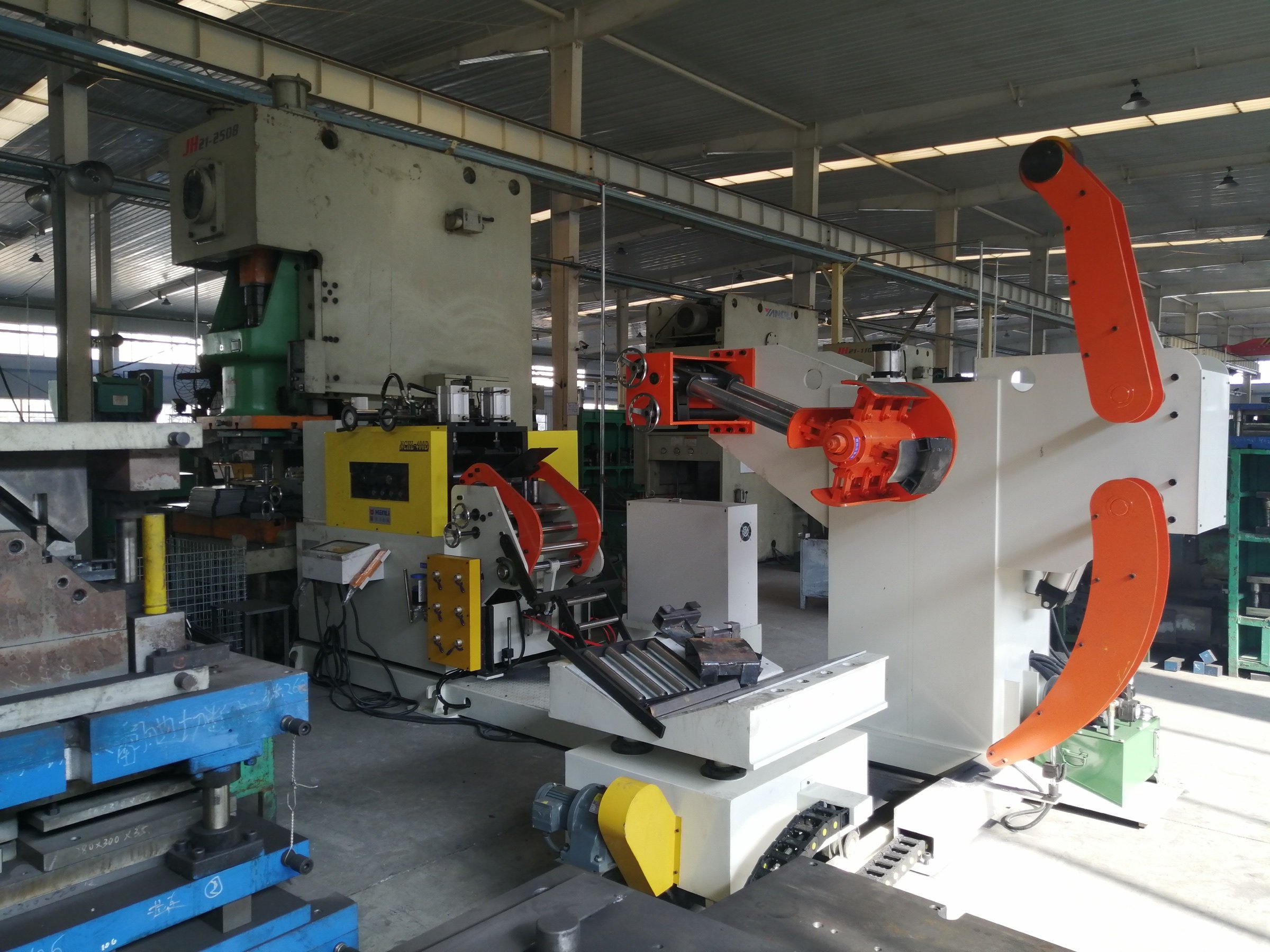 Línea modular con desbobinador, enderezadora y alimentador frente a una prensa