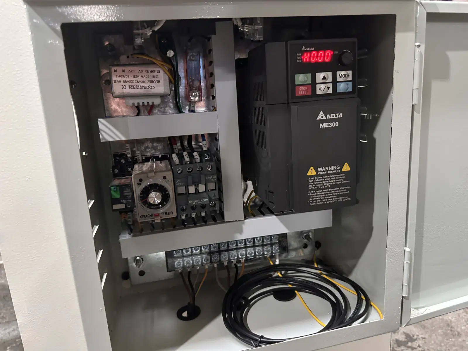 Variador y componentes eléctricos de un desbobinador motorizado