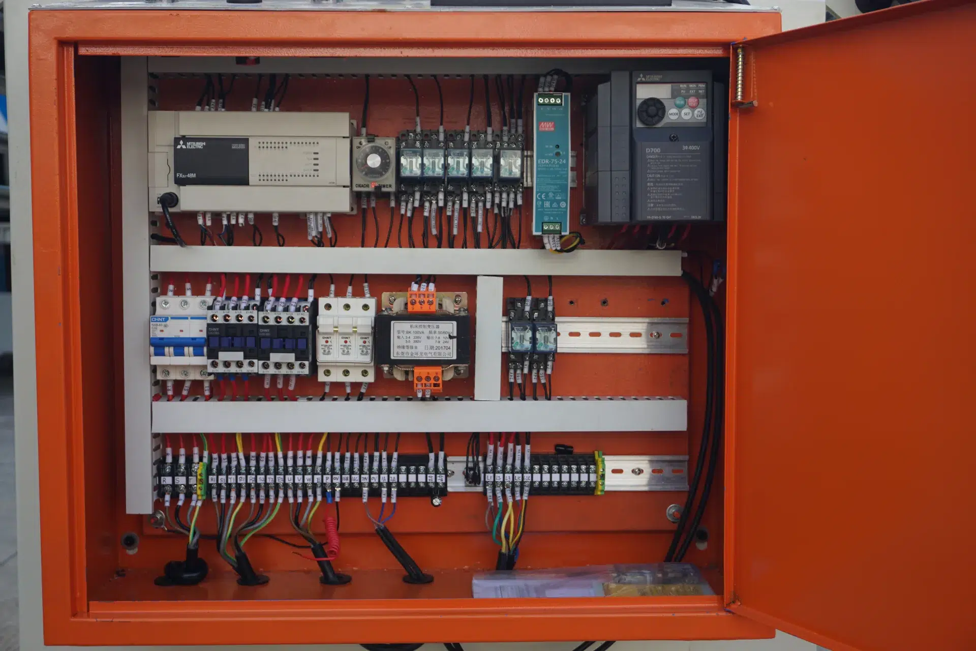 Gabinete eléctrico de una línea de alimentación abierto para inspección
