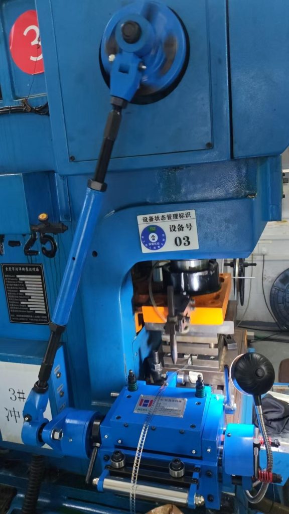 Alimentador mecánico de rodillos instalado en una prensa de estampado