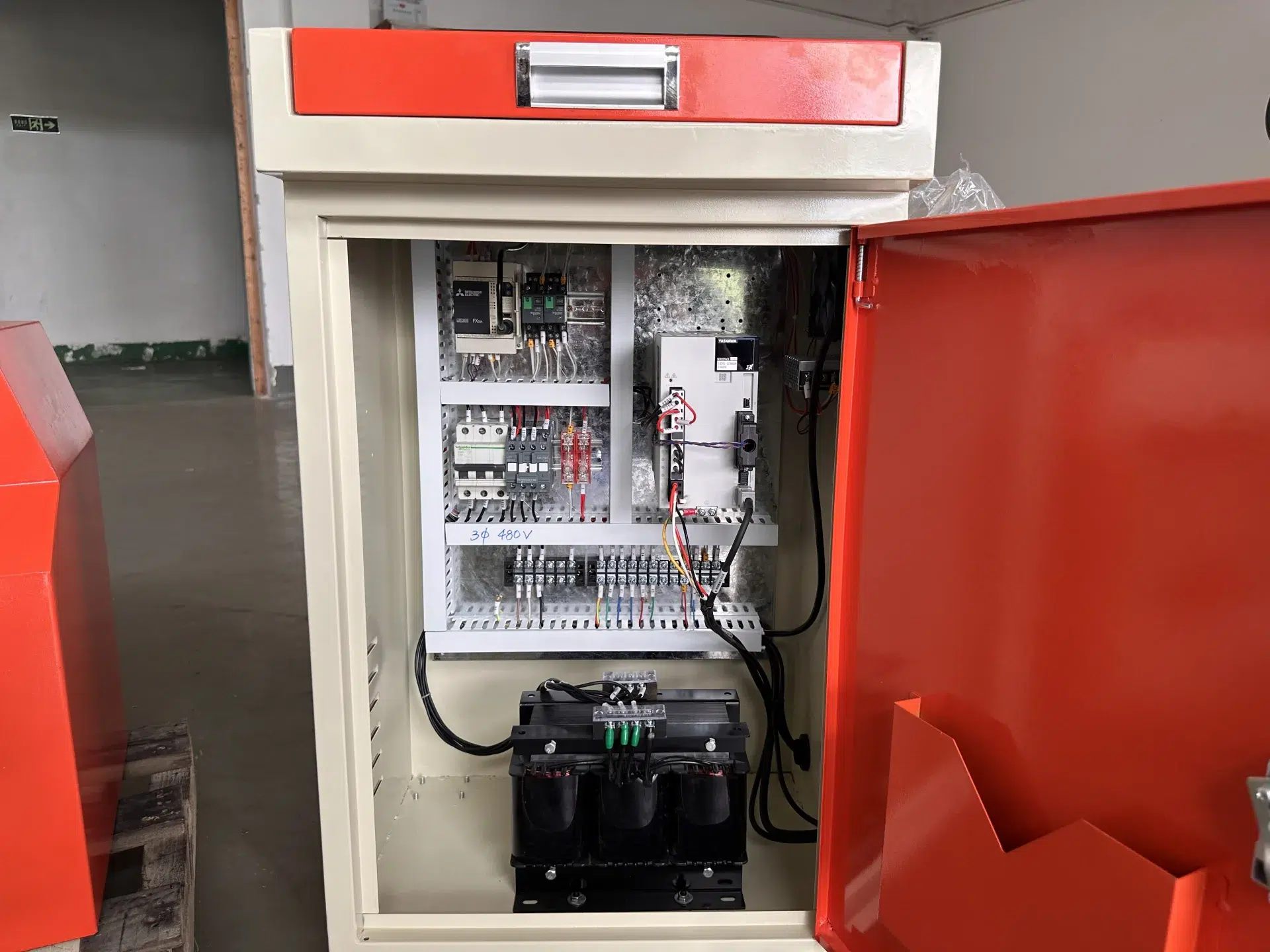 Gabinete eléctrico de un alimentador servo para coordinar señales de proceso