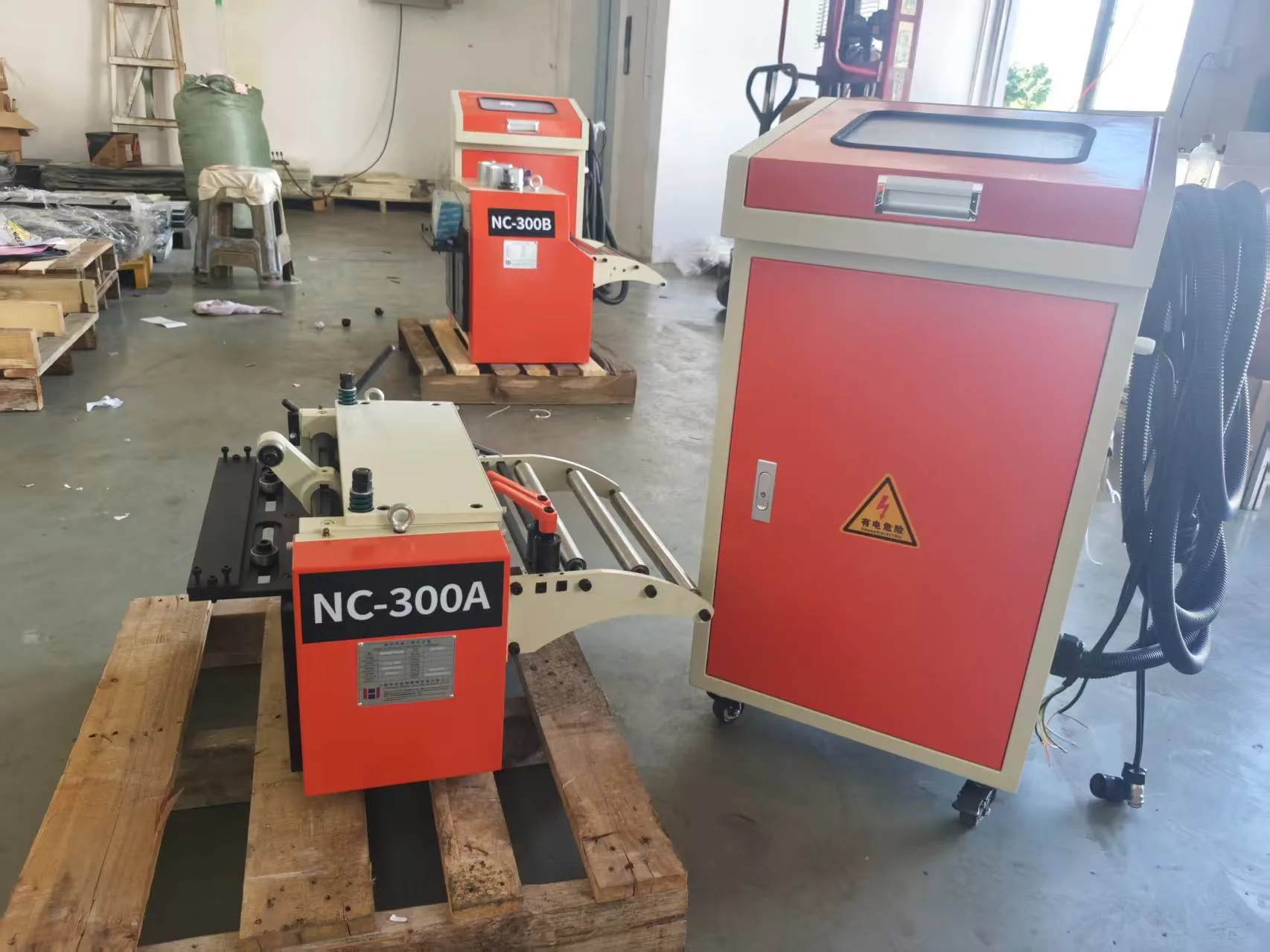 Varios alimentadores servo NC preparados para aplicaciones de tira estrecha