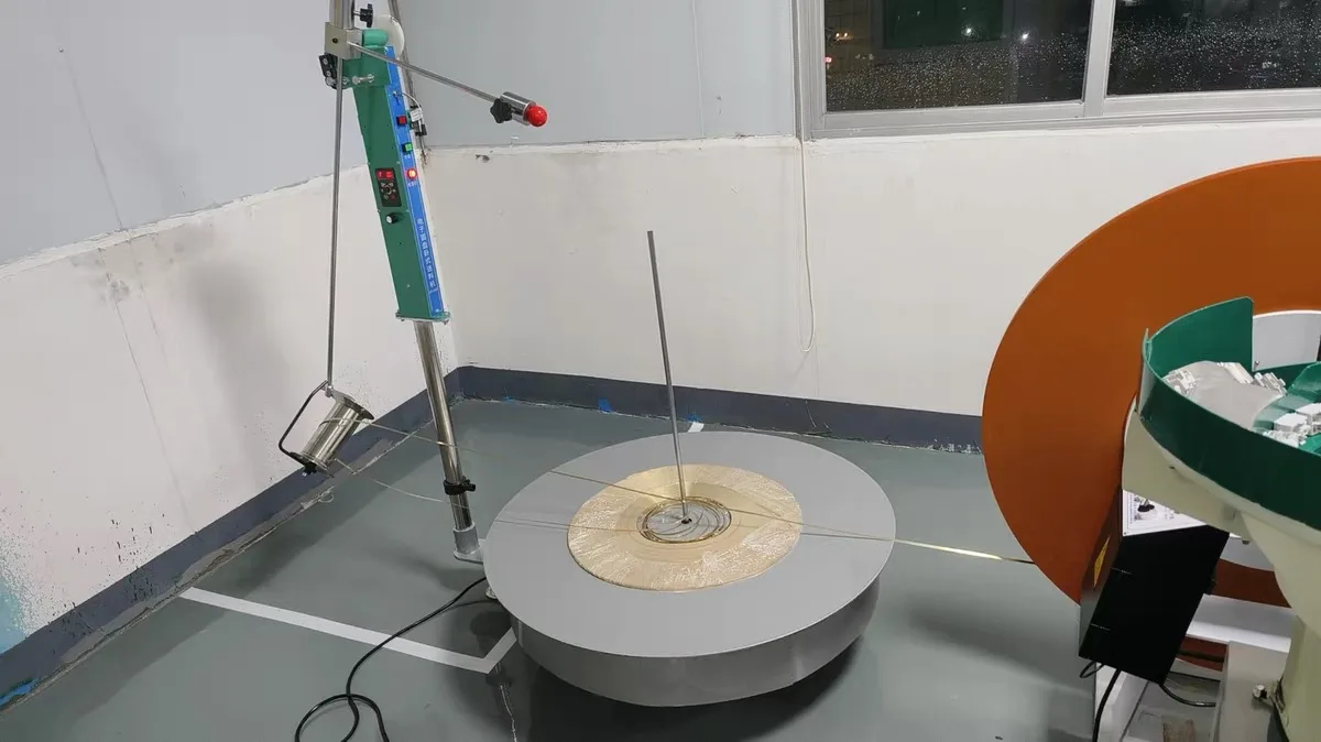 Tira metálica guiada desde un sistema de desbobinado hacia un proceso automático