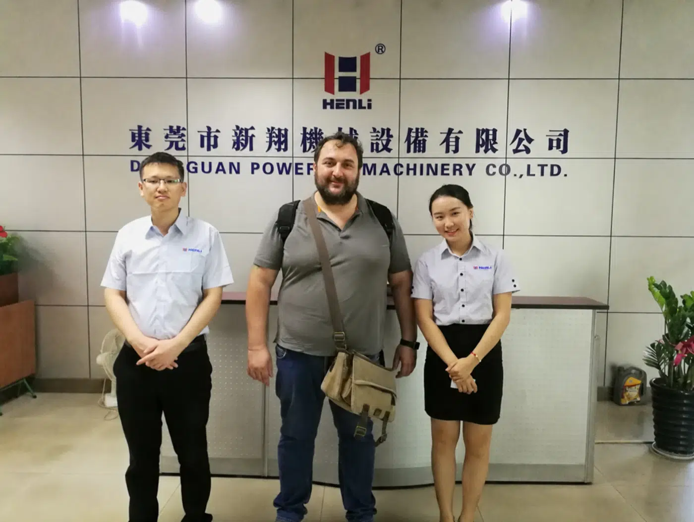 Compradores internacionales en la recepción HENLI