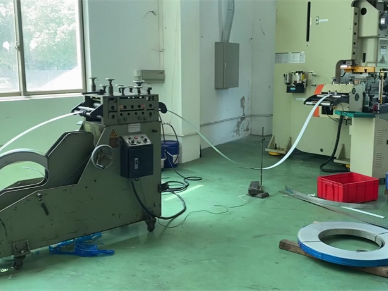 Máquina CL 2 en 1 trabajando con tira estrecha en una celda de prensa