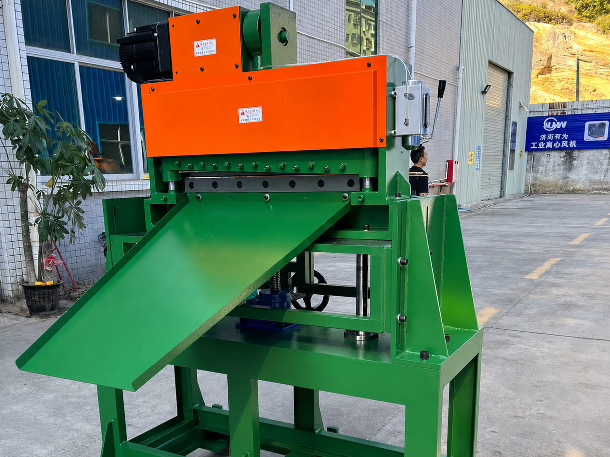 Salida de cortador de chatarra hacia zona de recolección