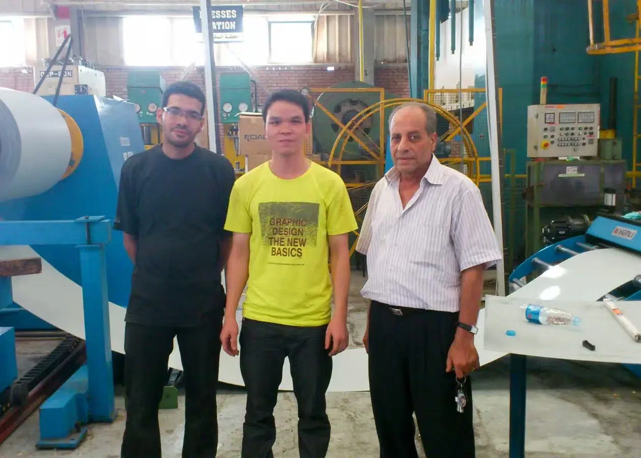Clientes internacionales revisando una línea HENLI