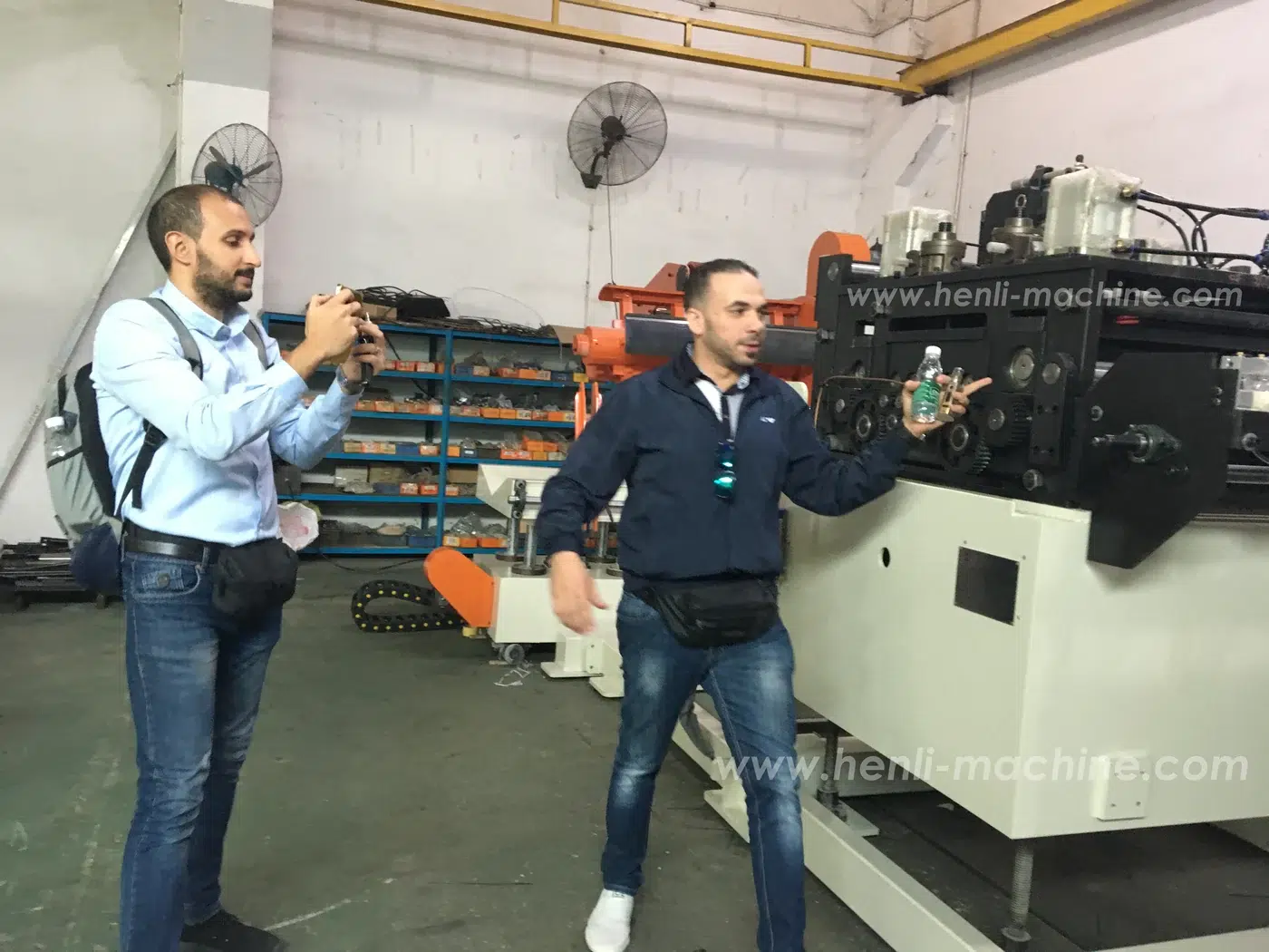 Cliente inspeccionando una máquina HENLI