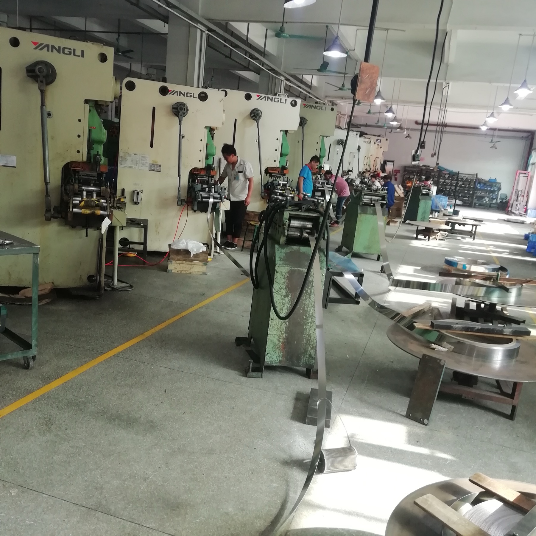 Enderezadora TL de bobina metálica trabajando antes de alimentador y prensa de estampado