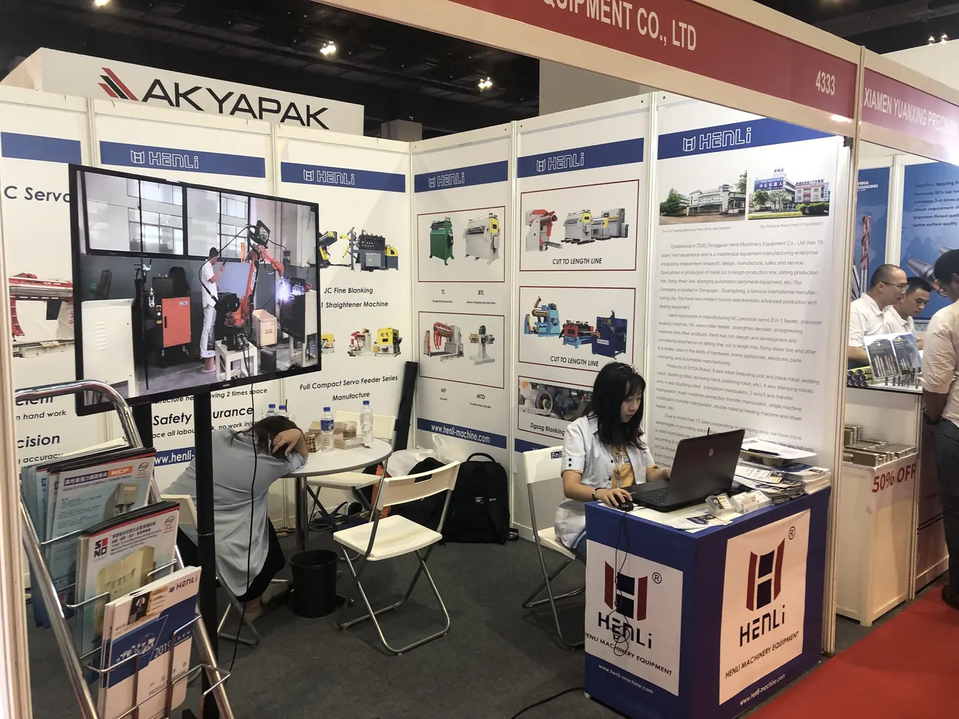 Equipo HENLI de automatización de estampado en exposición
