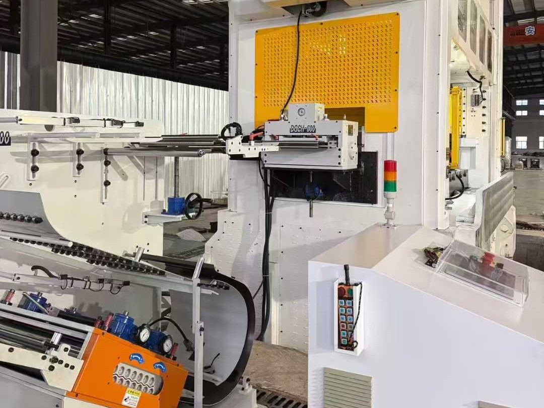 Alimentador doble servo GCH instalado con prensa de estampado