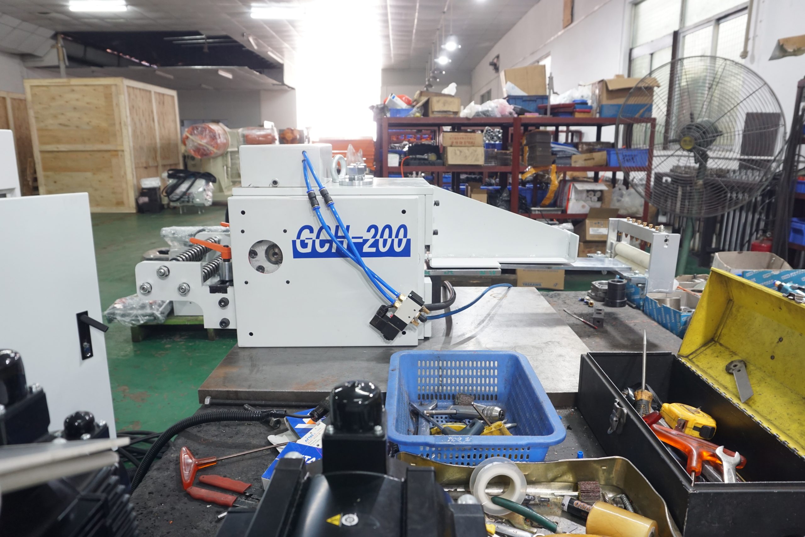 Alimentador GCH doble servo durante fabricación en taller HENLI