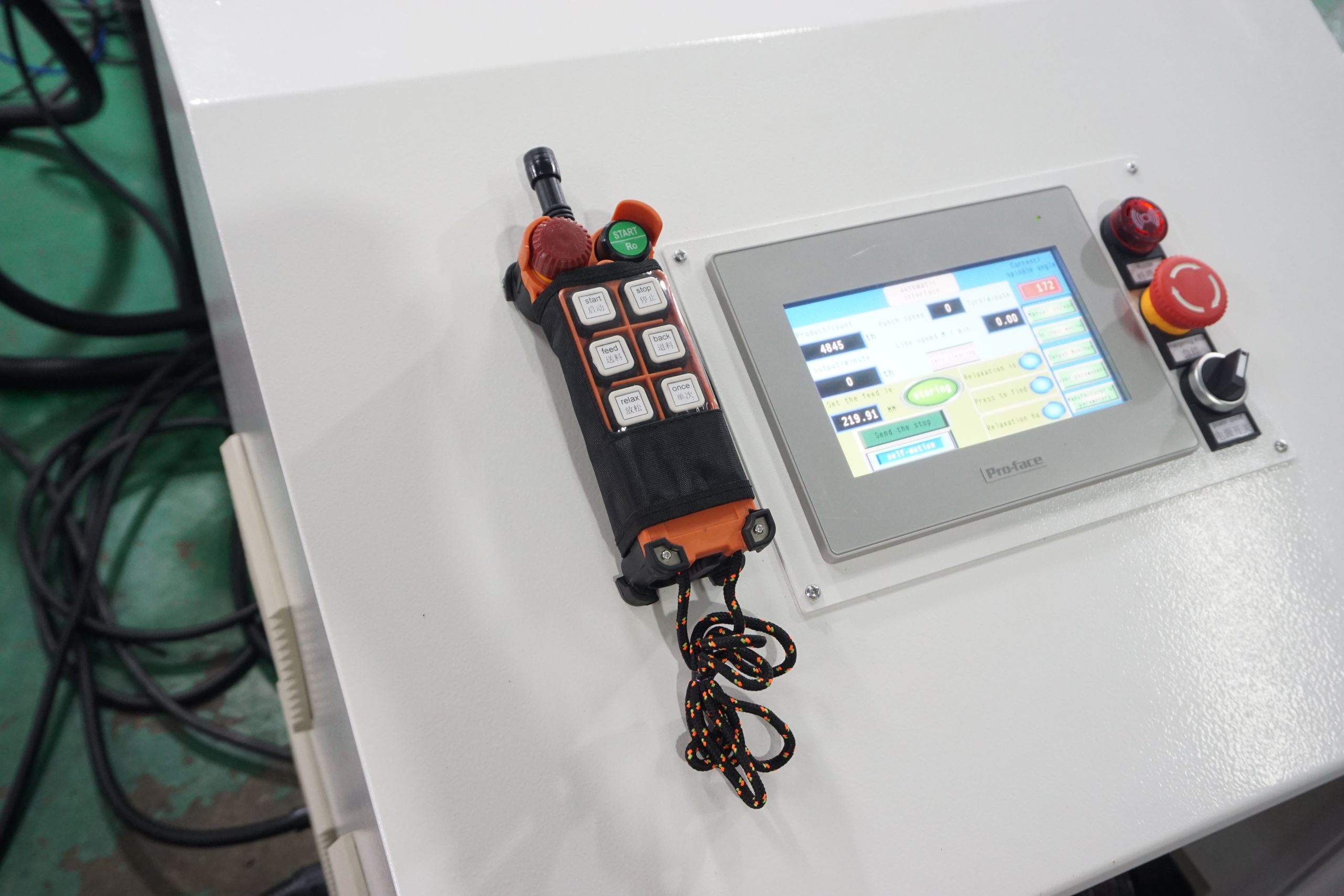 Interfaz HMI de una línea HENLI con alimentador doble servo