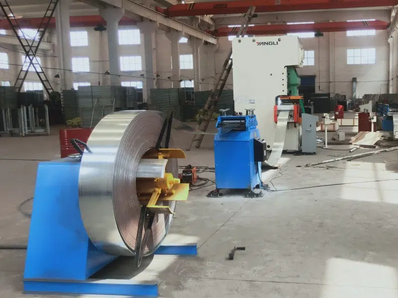 Alimentador servo NC dentro de una línea de bobina industrial