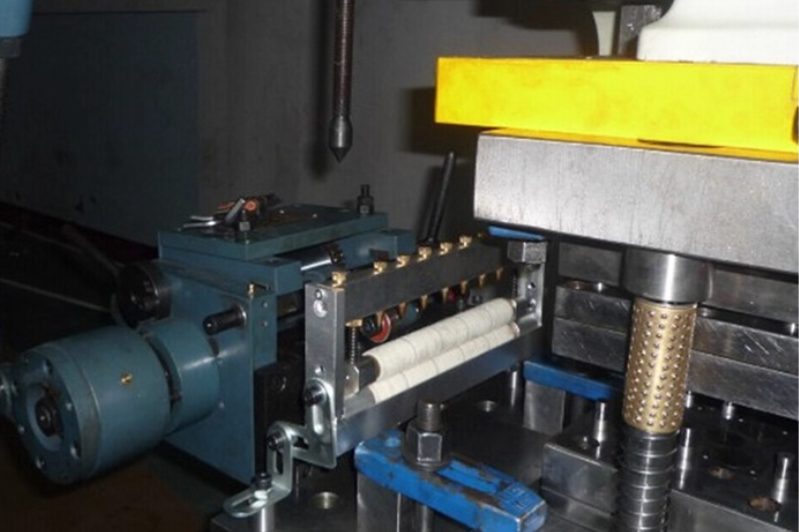 Alimentador de aceite instalado junto a prensa de estampado para lubricar material