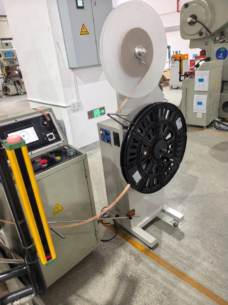 Carrete de terminales instalado junto a una línea de producción
