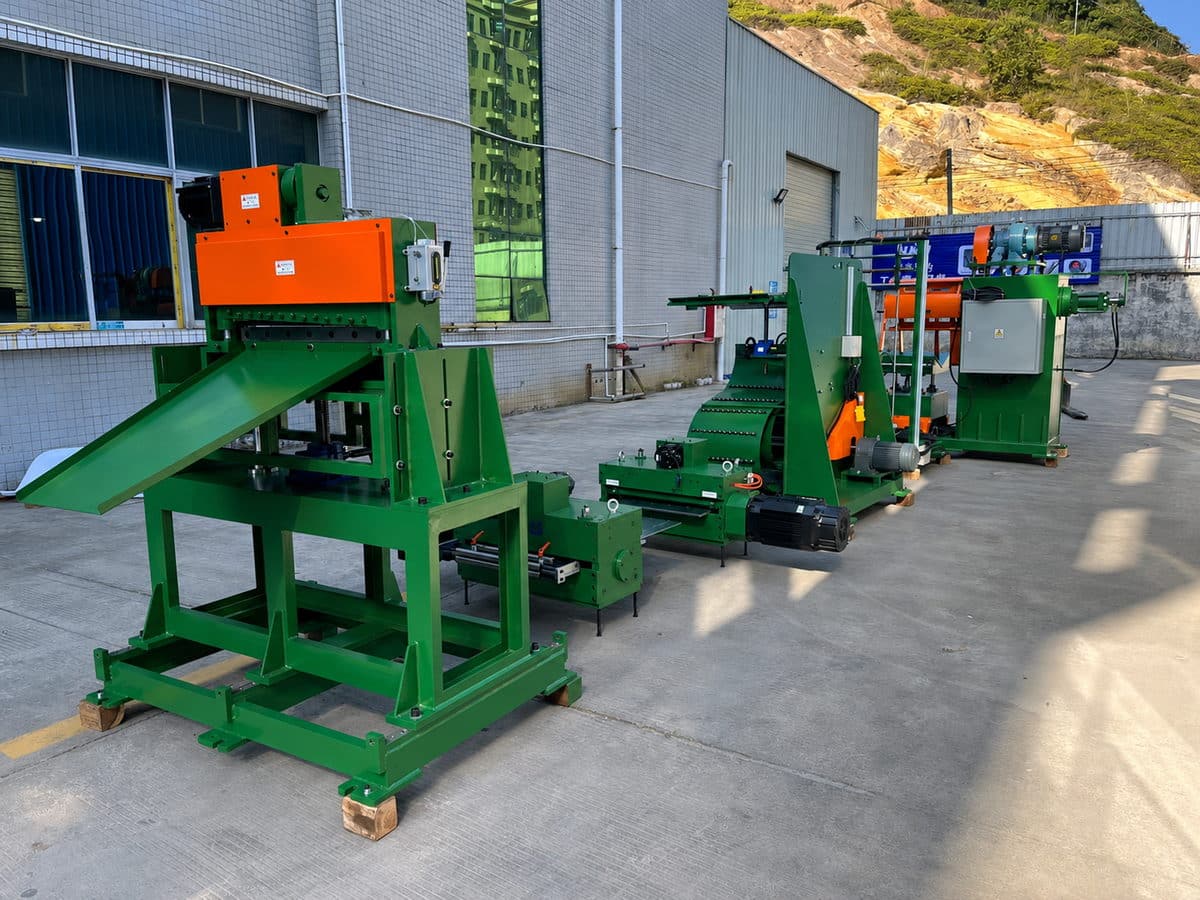 Línea de prensa con equipos auxiliares para controlar la salida de scrap