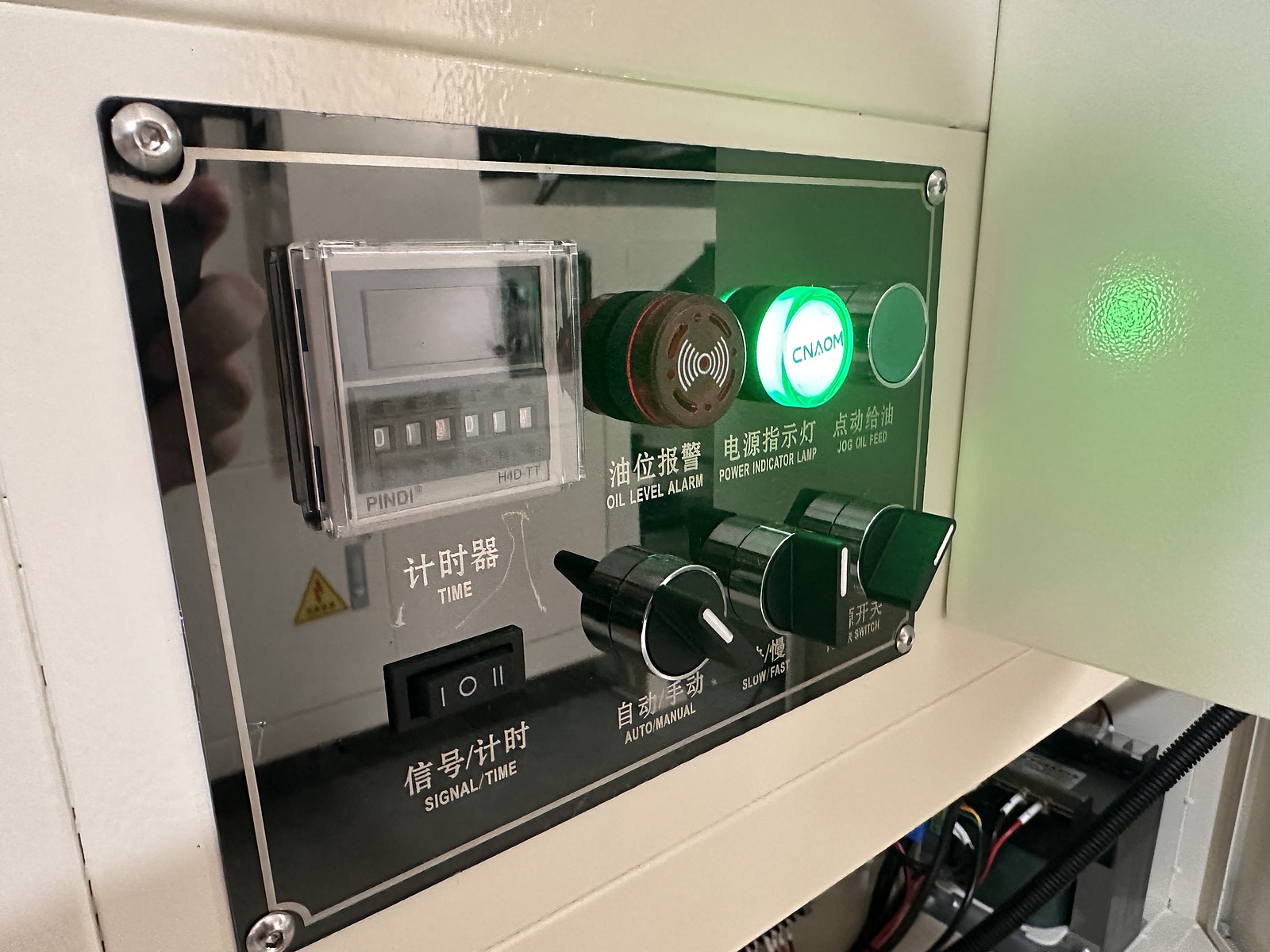Panel de control con temporizador y alarma de nivel de aceite