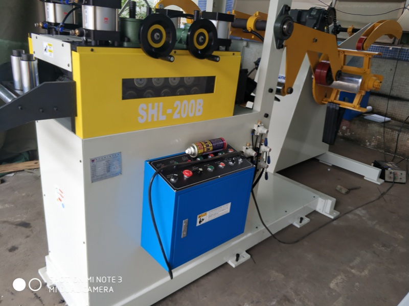 Máquina SHL 2 en 1 real durante fabricación en taller HENLI