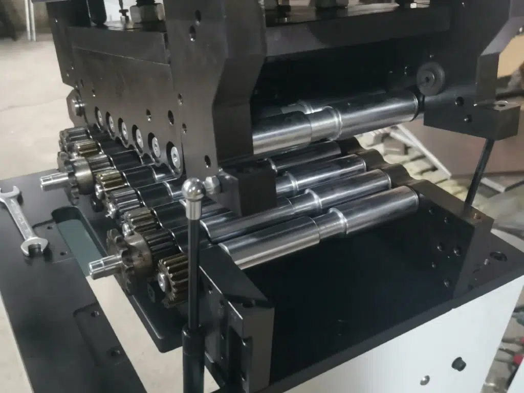 Niveladora de precisión para lámina y bobina: cabezal enderezador abrible, vista 26