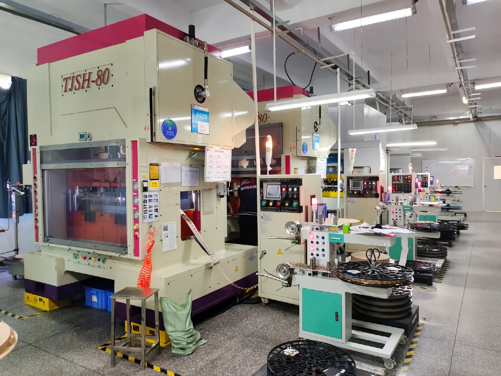 Rebobinador horizontal de tira de terminales trabajando en una línea de producción