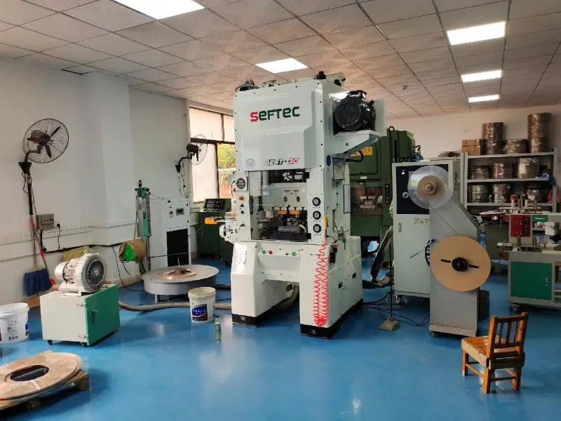 Prensa SEFTEC en taller con unidad XF, alimentador y bobinas alrededor