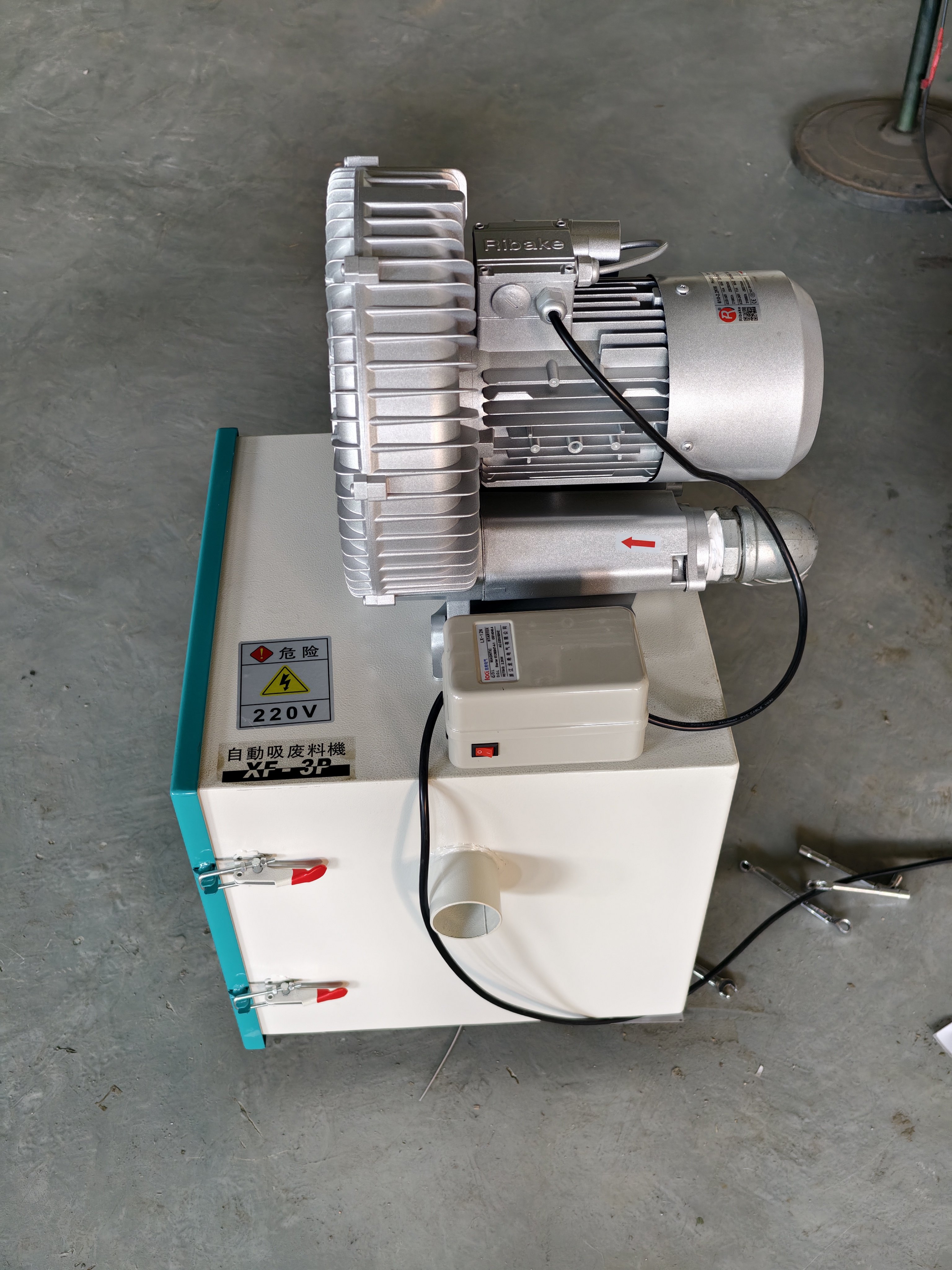 Unidad estándar XF-3P identificada para alimentación de 220 V