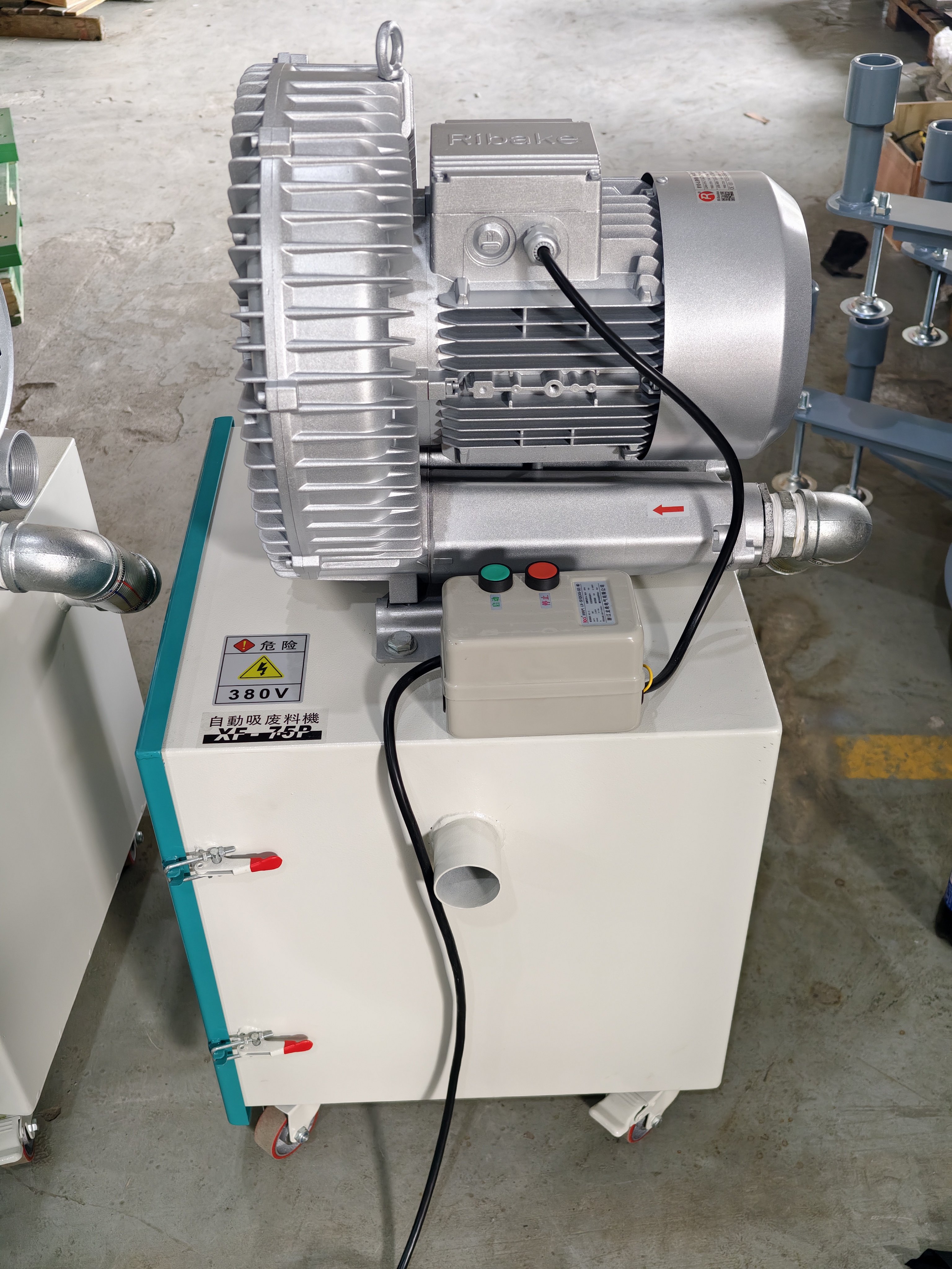 Unidad estándar XF-7.5P identificada para alimentación de 380 V