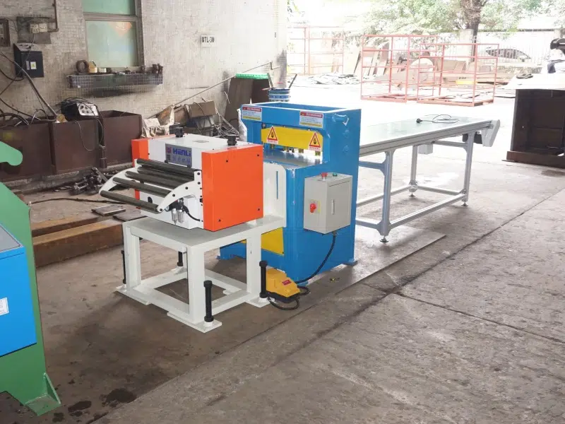 Alimentador servo, cizalla y mesa de salida integrados en una línea HENLI