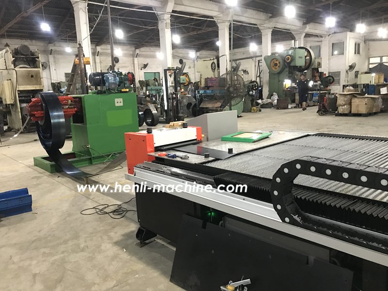 Línea HENLI con desbobinador, alimentador y mesa de corte láser